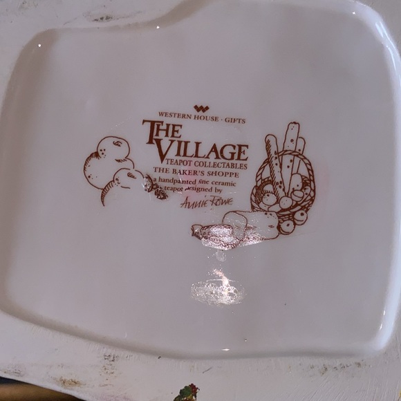 Annie Rowe The Village 'Baker's Shoppe' Collectable Teapot - Picture 5 of 5